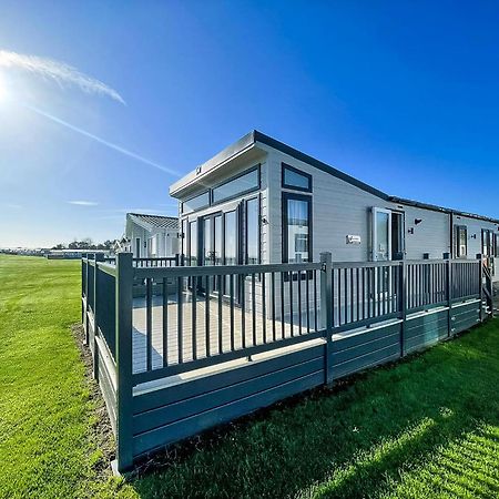 Stunning Caravan With Full Sea Views At Broadland Sands In Suffolk Ref 20236Bs Hopton on Sea Екстериор снимка