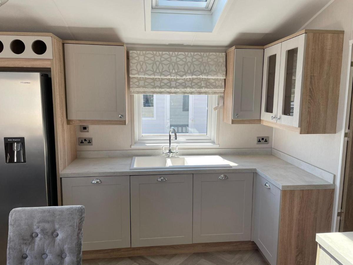 Stunning Caravan With Full Sea Views At Broadland Sands In Suffolk Ref 20236Bs Hopton on Sea Екстериор снимка
