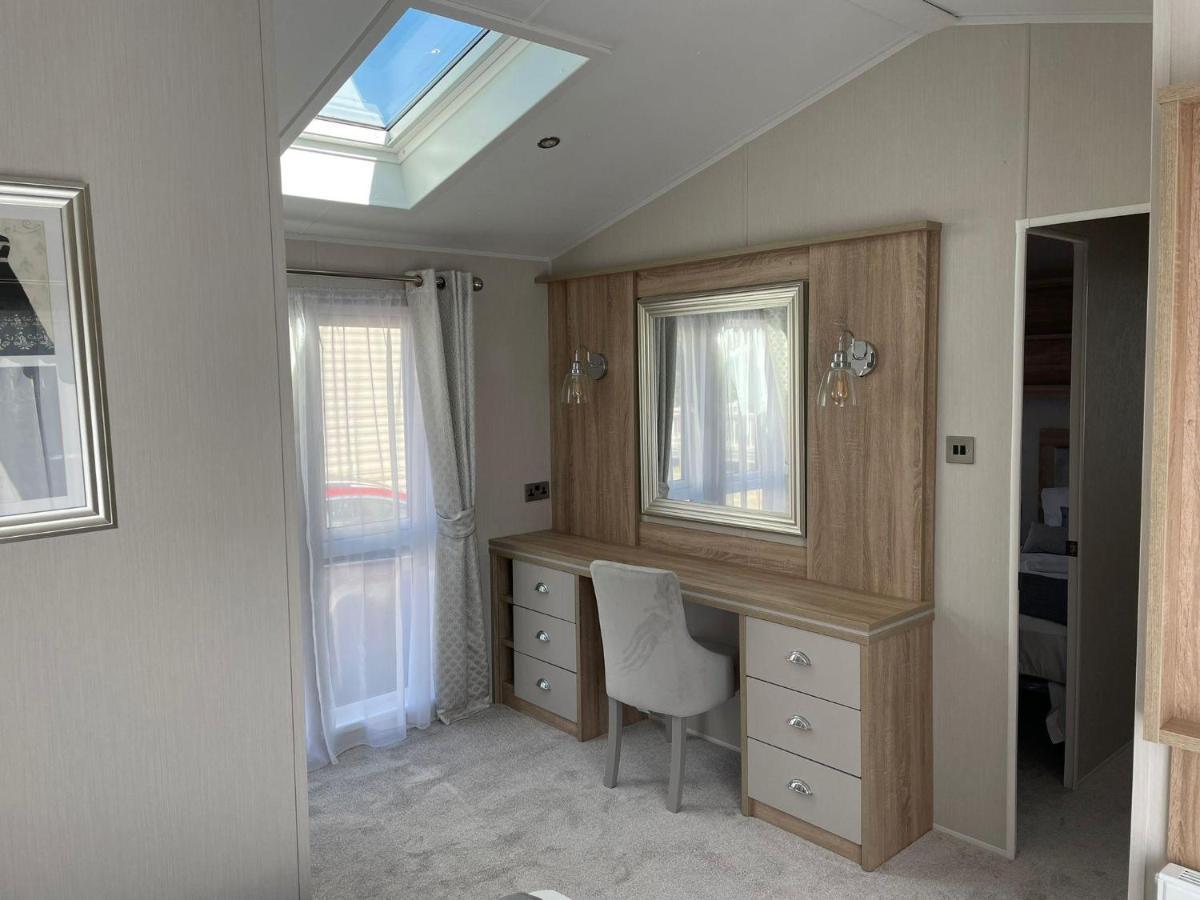 Stunning Caravan With Full Sea Views At Broadland Sands In Suffolk Ref 20236Bs Hopton on Sea Екстериор снимка