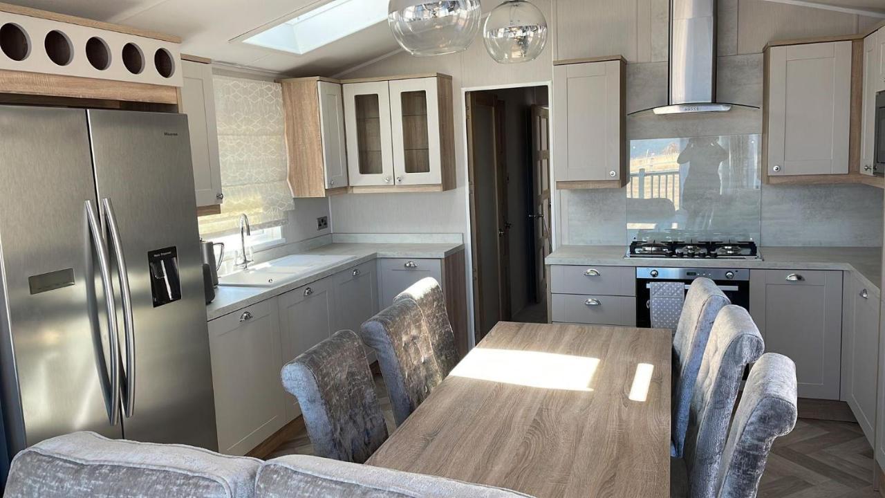 Stunning Caravan With Full Sea Views At Broadland Sands In Suffolk Ref 20236Bs Hopton on Sea Екстериор снимка