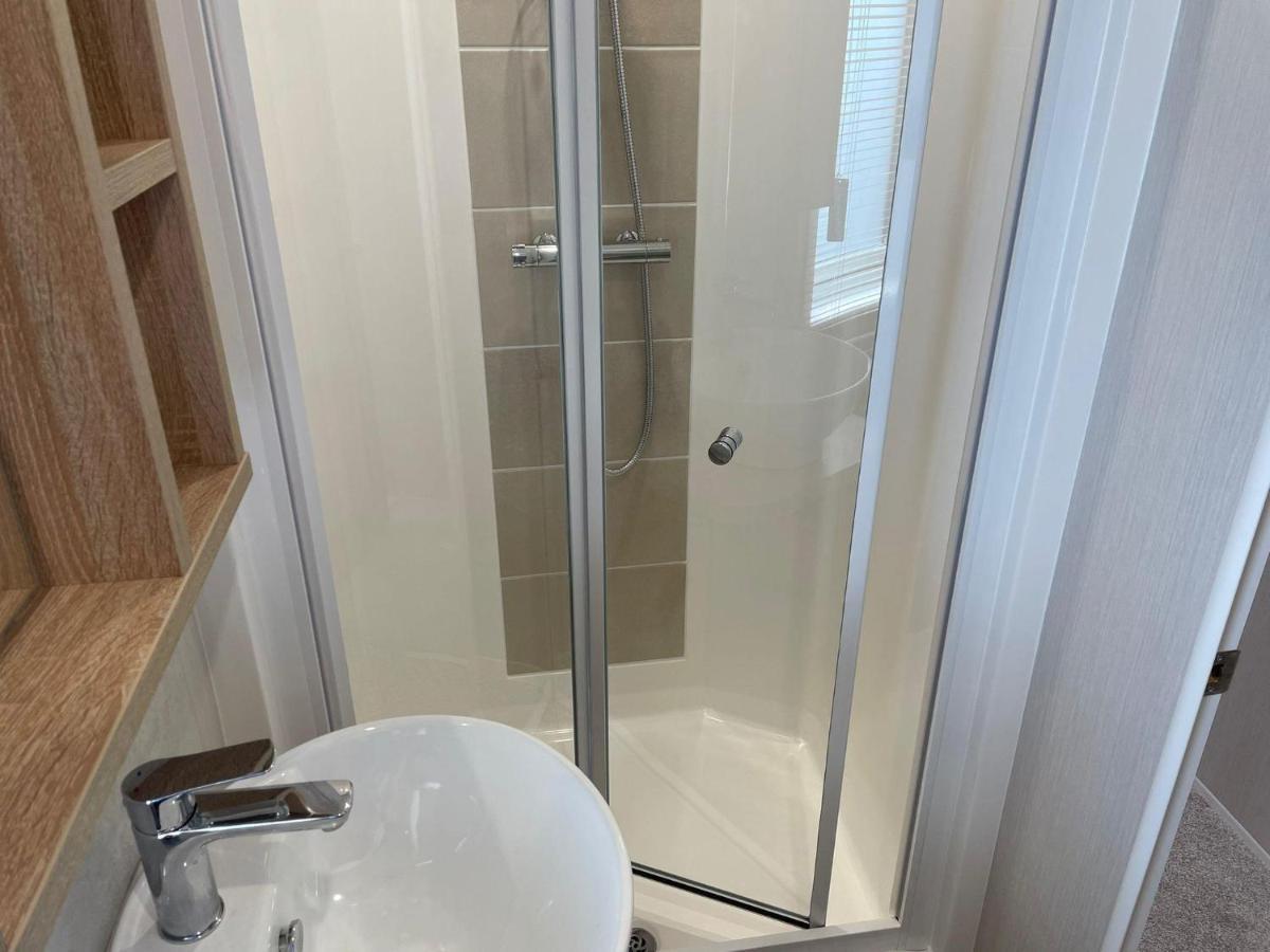Stunning Caravan With Full Sea Views At Broadland Sands In Suffolk Ref 20236Bs Hopton on Sea Екстериор снимка